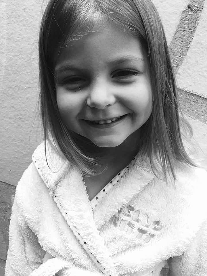 Francesca participe au concours pour gagner de l'argent avec cette photo : beauty, black_and_white, child, chin, eye, eyebrow, face, facial_expression, hair, hairstyle, head, joy, lip, monochrome, nose, person, photograph, photography, skin, smile