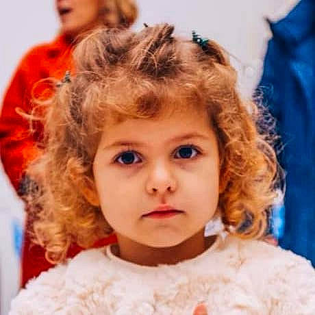 Francesca participe au concours pour gagner de l'argent avec cette photo : blond, brown_hair, cheek, child, child_model, chin, ear, eye, eyebrow, face, forehead, hair, hairstyle, head, human, lip, long_hair, nose, person, ringlet