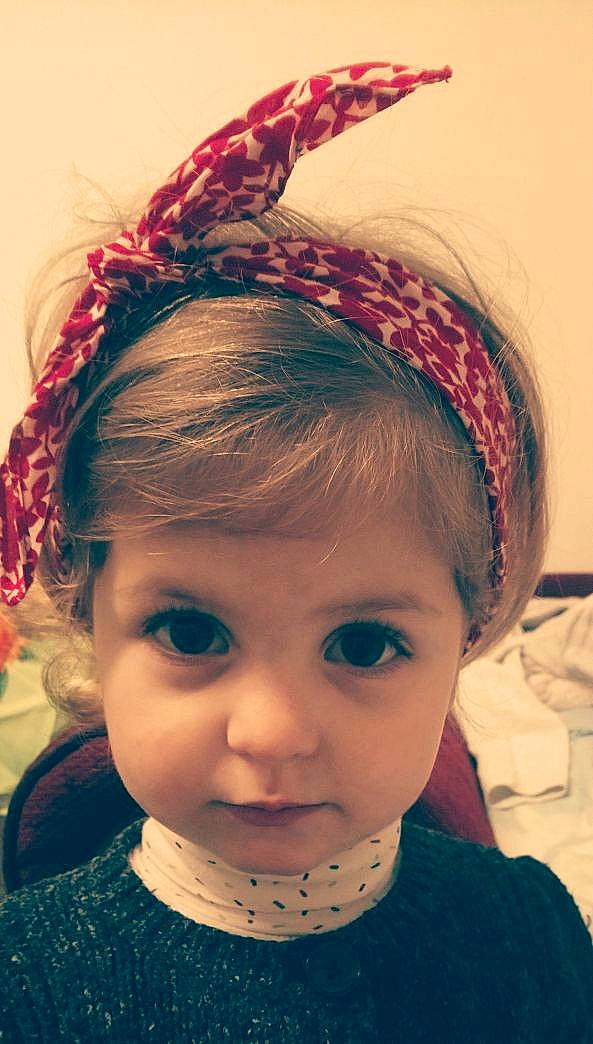 Francesca participe au concours pour gagner de l'argent avec cette photo : bandana, cheek, child, chin, clothing, ear, eyebrow, face, fashion_accessory, forehead, hair, hair_accessory, head, headband, headgear, headpiece, lip, neck, nose, person