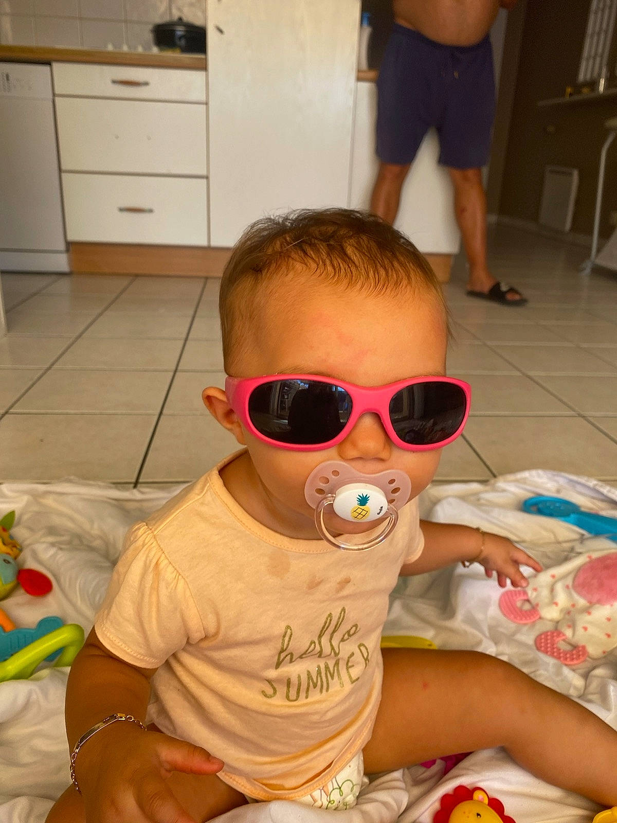 Lolita a rejoint le concours — aidez-le/la à gagner de superbes lots ! baby, baby_toddler_clothing, cabinetry, child, drawer, eyewear, flooring, fun, glasses, goggles, human_leg, mouth, muscle, person, personal_protective_equipment, shorts, sunglasses, thigh, toddler, vision_care