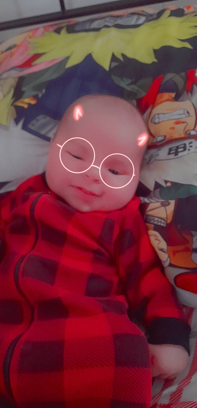 Cédrick a rejoint le concours — aidez-le/la à gagner de superbes lots ! animation, carmine, child, eyewear, fictional_character, fun, glasses, goggles, headgear, linens, magenta, personal_protective_equipment, plush, room, selfie, stuffed_toy, textile, toddler, toy, vision_care