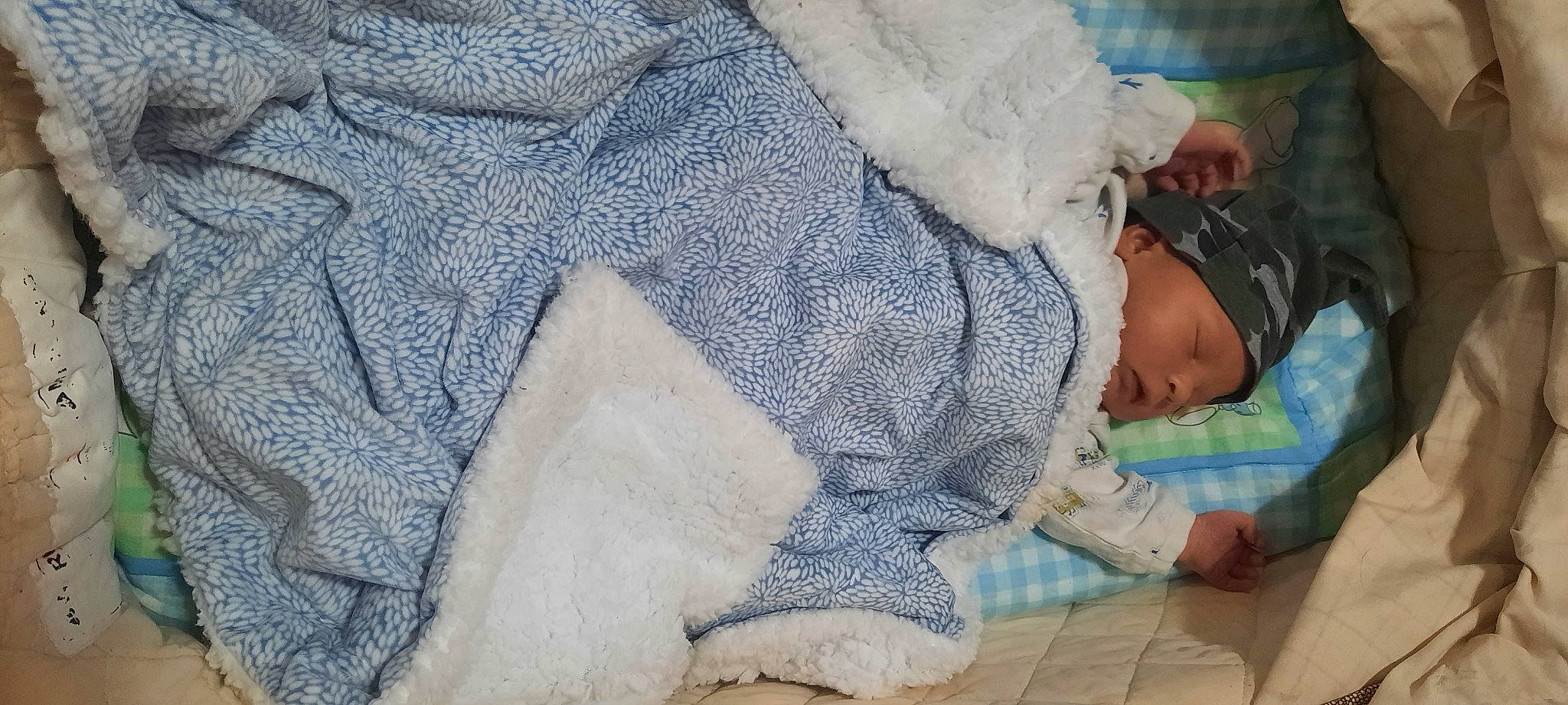 Cédrick a rejoint le concours — aidez-le/la à gagner de superbes lots ! baby, baby_toddler_clothing, child, comfort, denim, flooring, fur, grey, headwear, human_leg, linens, outerwear, pattern, person, sitting, sleeve, textile, thigh, toddler, tree