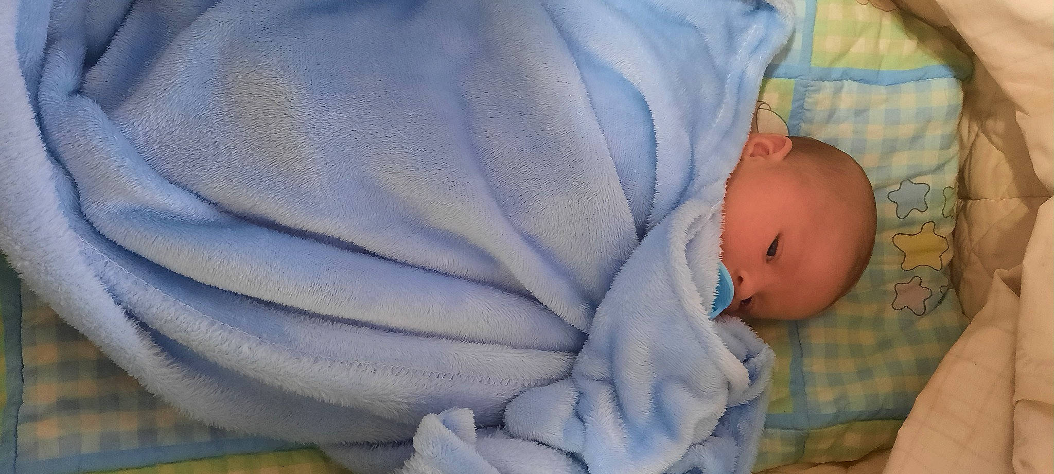 Cédrick participe au concours pour gagner de l'argent avec cette photo : baby, baby_products, baby_sleeping, baby_toddler_clothing, bedtime, child, comfort, electric_blue, linens, nap, pattern, person, sitting, sleep, textile, toddler