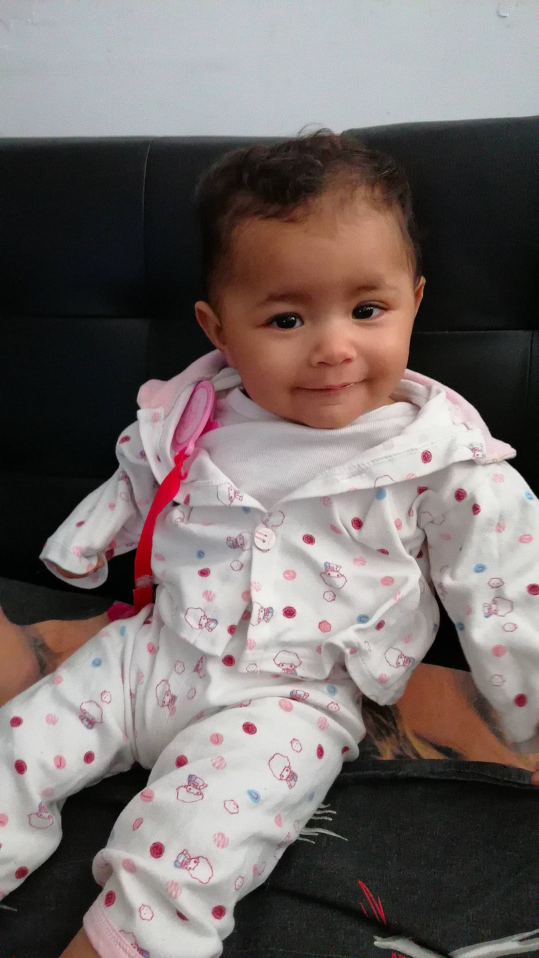 Ayana participe au concours pour gagner de l'argent avec cette photo : baby, baby_toddler_clothing, cheek, child, head, joy, nightwear, pajamas, person, pink, sitting, skin, sleeve, smile, toddler