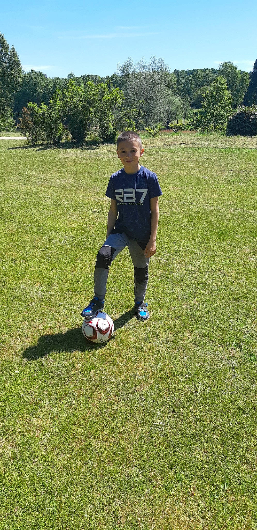 Gabriel a rejoint le concours — aidez-le/la à gagner de superbes lots ! ball, ball_game, football, football_player, grass, joy, kick, person, play, player, soccer, soccer_ball, sports, sports_equipment, team_sport