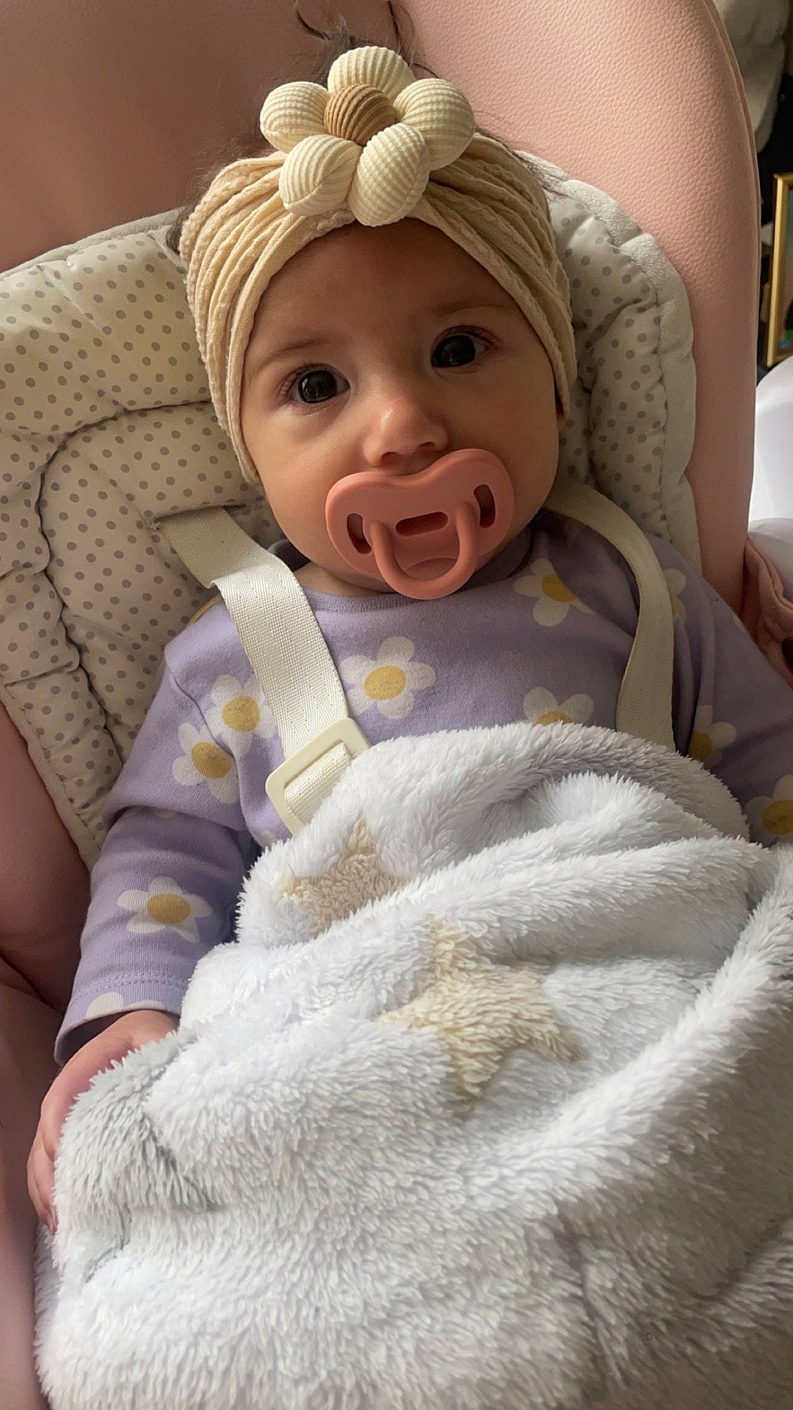 Thalya a rejoint le concours — aidez-le/la à gagner de superbes lots ! baby, baby_products, baby_safety, baby_sleeping, baby_toddler_clothing, bedding, cheek, child, comfort, eye, fur, headwear, human_body, linens, person, room, skin, sleeve, smile, thumb