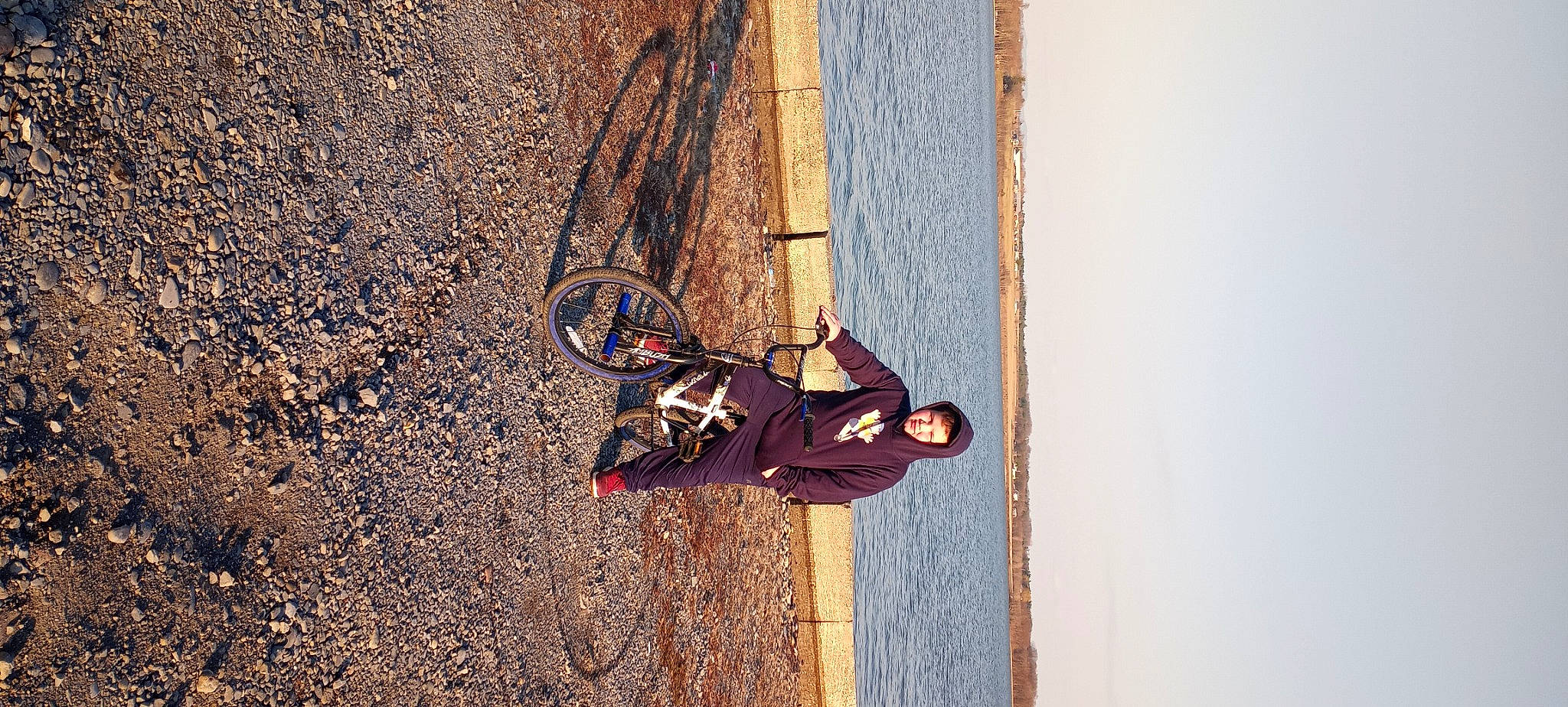 Prestin is registered to the contest to win money with this photo: automotive_tire, bicycle, bicycle_fork, bicycle_frame, bicycle_handlebar, bicycle_tire, bicycle_wheel, cycle_sport, cycling, hub_gear, landscape, person, recreation, sports_equipment, street_light, tire, tree, vehicle, wheel, window