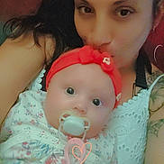 Meï-Lan a rejoint le concours — aidez-le/la à gagner de superbes lots ! affection, baby, casual, closeup, comfort, cute, expression, face, floral_dress, heart_doodle, holding, indoor, love, mother_and_child, pacifier, portrait, red_headband, skin, tattoo, woman
