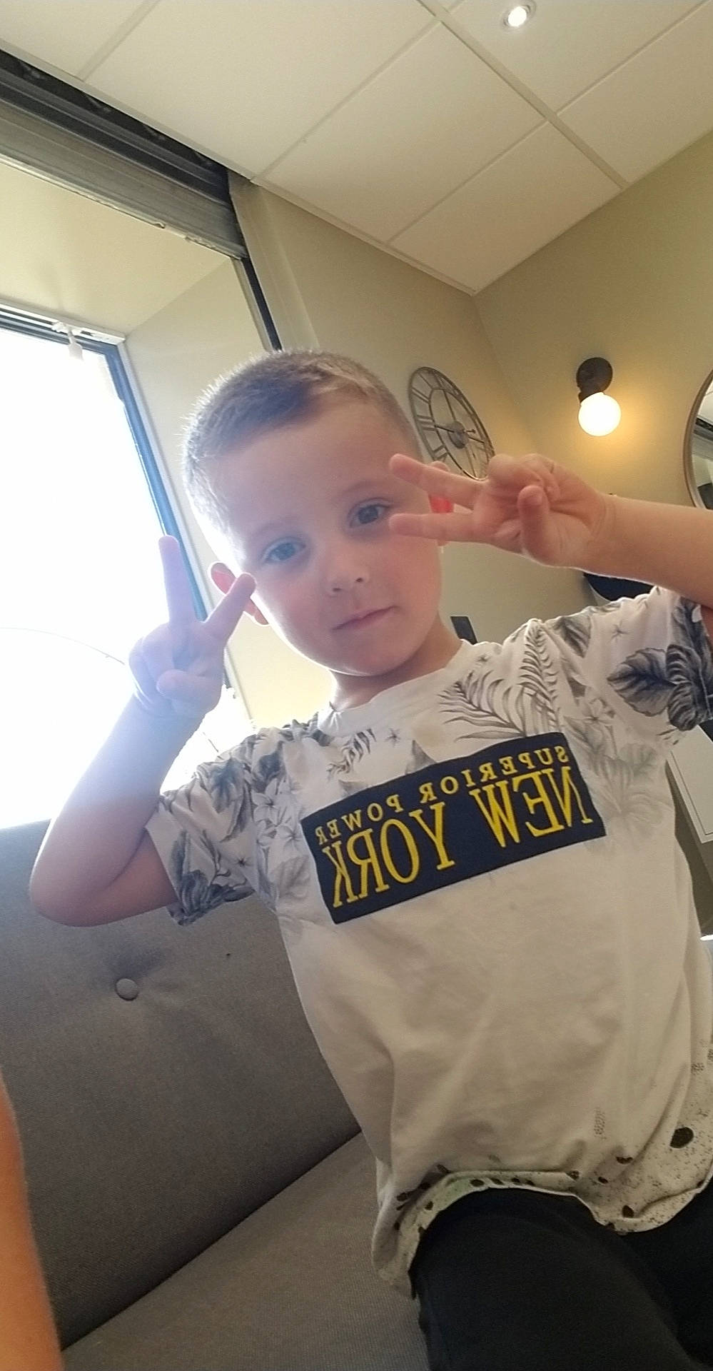 Tiago participe au concours pour gagner de l'argent avec cette photo : baby, child, elbow, eyewear, fashion_design, finger, gesture, hairstyle, happy, jersey, joint, neck, person, personal_protective_equipment, selfie, shoulder, sleeve, sportswear, t_shirt, thumb