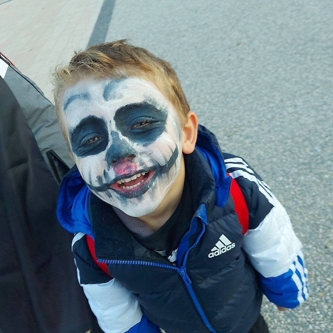 Tiago a rejoint le concours — aidez-le/la à gagner de superbes lots ! chin, electric_blue, eye, eyebrow, eyewear, face, fan, fun, hair, happy, head, headgear, human_body, jaw, mouth, person, personal_protective_equipment, smile, sports_gear, sports_uniform