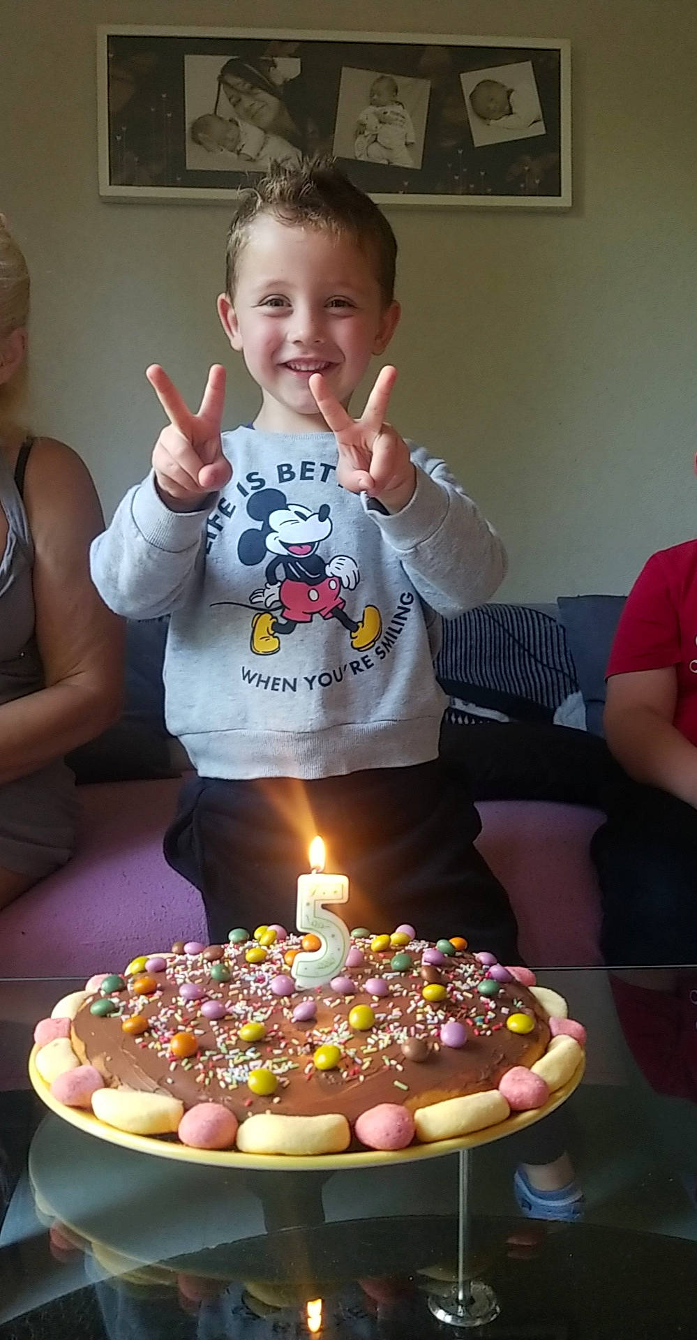 Tiago a rejoint le concours — aidez-le/la à gagner de superbes lots ! baked_goods, birthday, birthday_cake, birthday_candle, cake, cake_decorating, cake_decorating_supply, candle, chair, cuisine, food, ingredient, joy, person, plate, recipe, sharing, smile, t_shirt, table