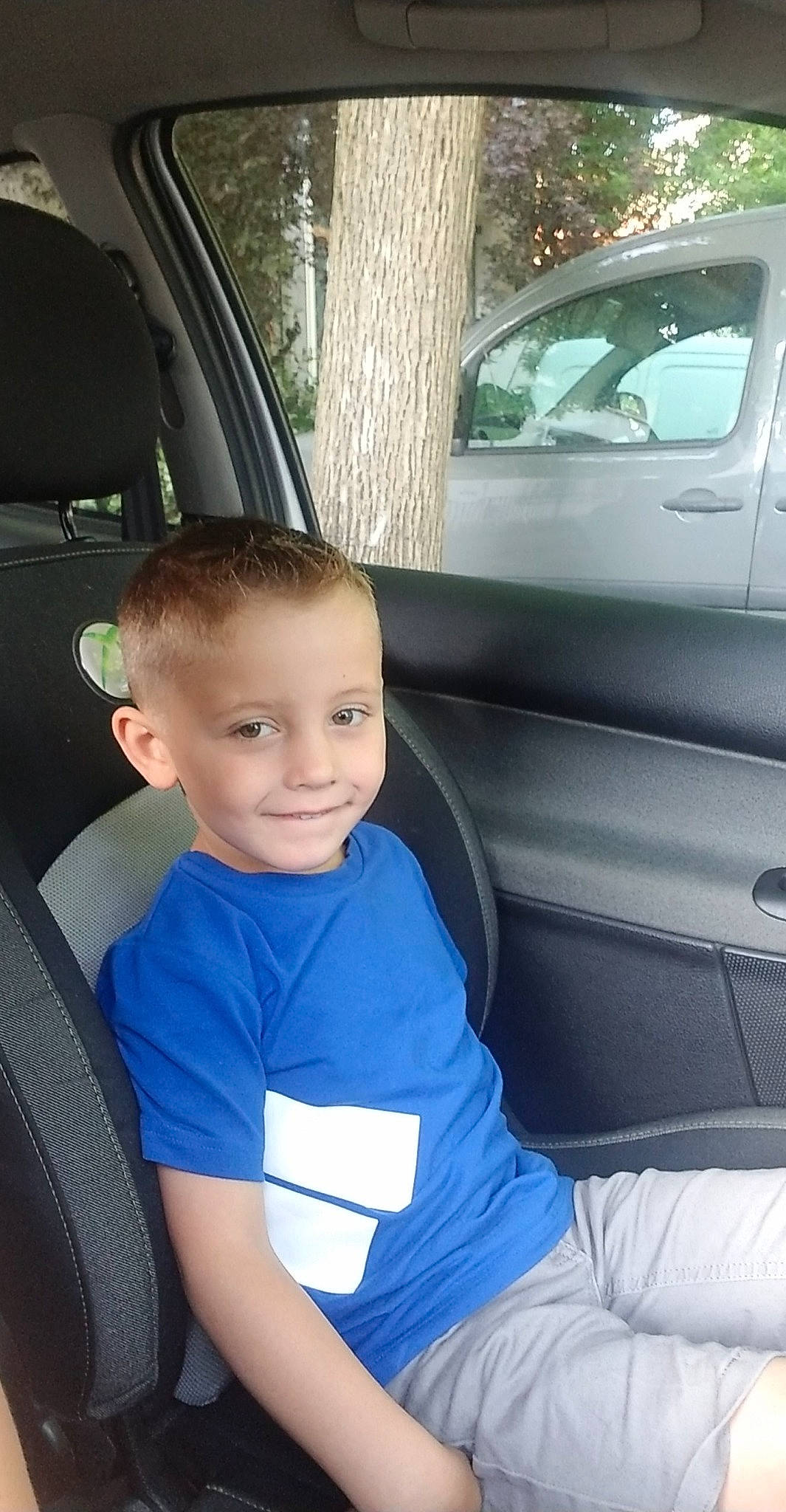 Tiago a rejoint le concours — aidez-le/la à gagner de superbes lots ! auto_part, automotive_design, automotive_exterior, automotive_tire, car, car_seat, car_seat_cover, head_restraint, joy, motor_vehicle, person, plant, smile, steering_part, steering_wheel, tire, toddler, tree, vehicle, vehicle_door