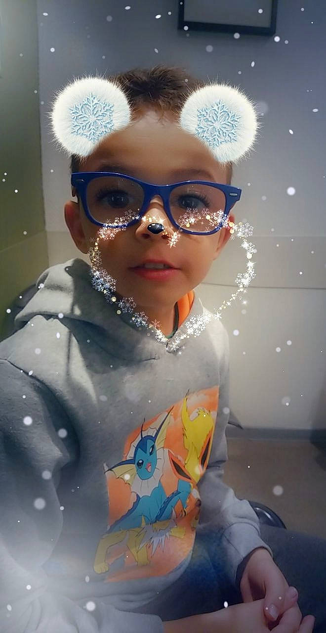 Kenzy participe au concours pour gagner de l'argent avec cette photo : child, cool, eyewear, fun, glasses, illustration, person, photography, smile, space, vision_care