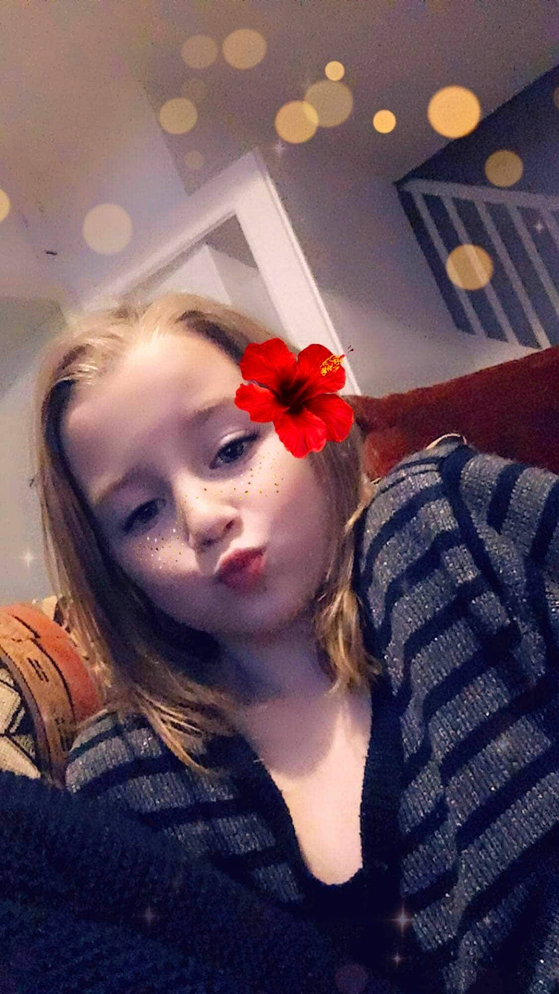 Noemie participe au concours pour gagner de l'argent avec cette photo : ear, fashion_accessory, hair, hair_coloring, hairstyle, lip, long_hair, mouth, nose, person, photography, red, red_hair, selfie, smile