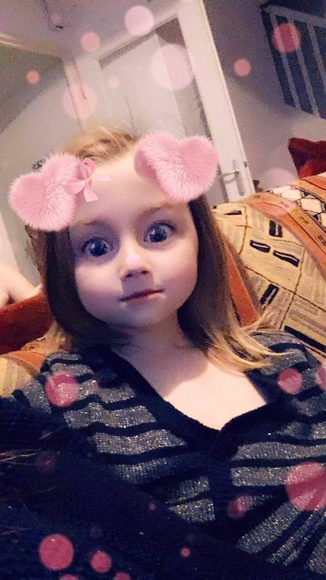 Noemie participe au concours pour gagner de l'argent avec cette photo : brown_hair, cheek, child, doll, ear, eye, eyebrow, eyelash, face, hair, hair_coloring, head, headgear, hime_cut, lip, person, pink, selfie, toy, wig