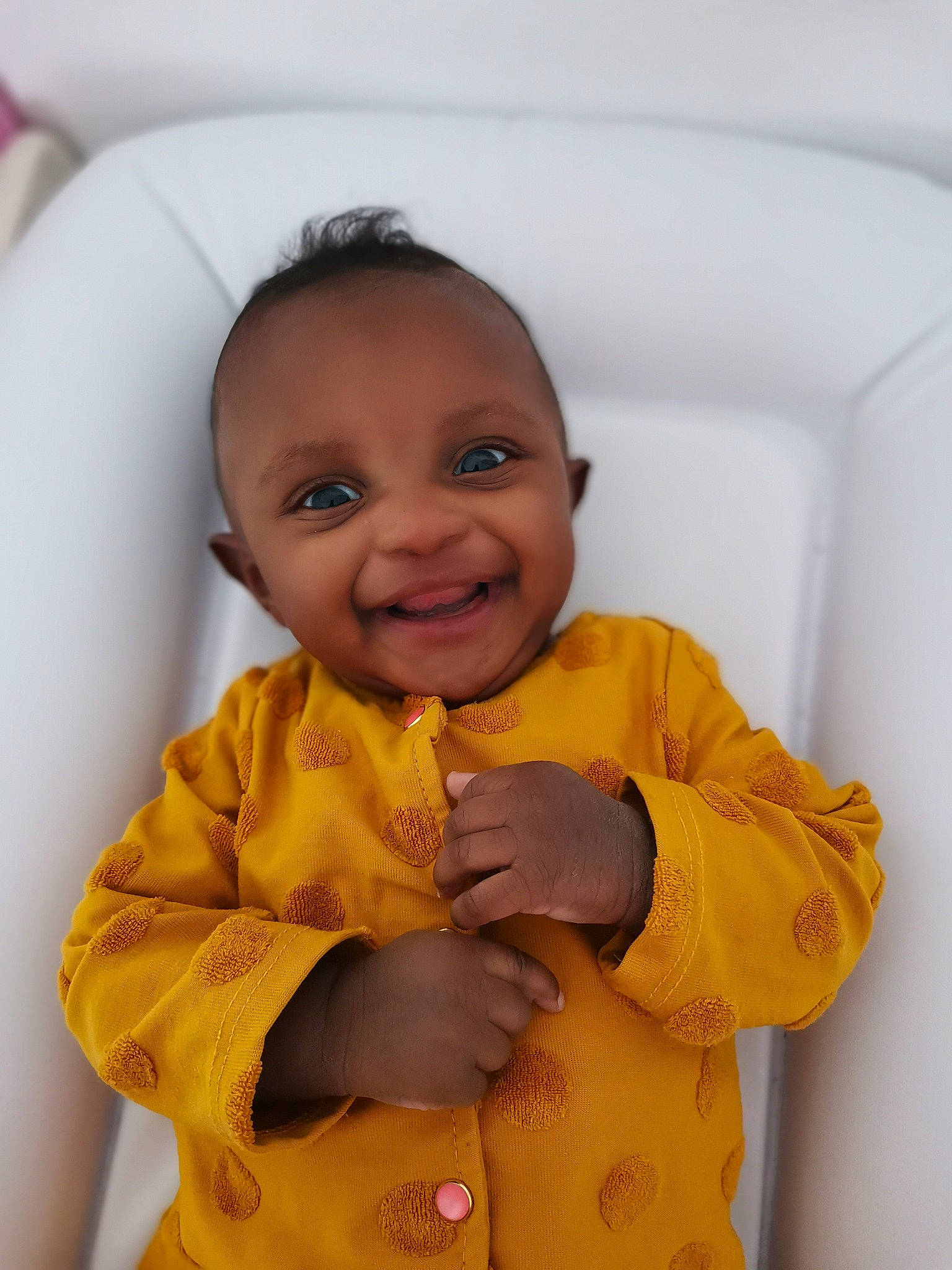 Ilona a rejoint le concours — aidez-le/la à gagner de superbes lots ! arm, baby_toddler_clothing, cheek, comfort, eye, eyebrow, face, finger, gesture, hairstyle, hand, happy, head, joy, nose, organ, outerwear, person, skin, sleeve