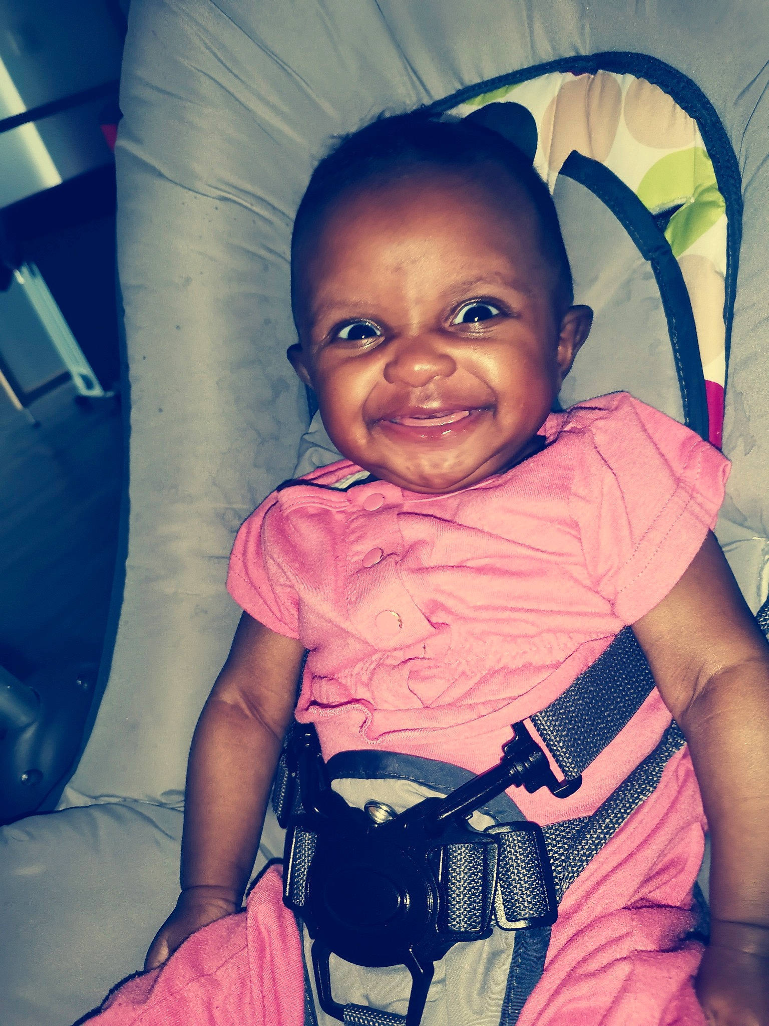 Ilona a rejoint le concours — aidez-le/la à gagner de superbes lots ! arm, baby_toddler_clothing, cheek, chin, cool, eye, finger, flash_photography, gesture, happy, human_body, iris, joy, mouth, neck, nose, person, pink, purple, skin