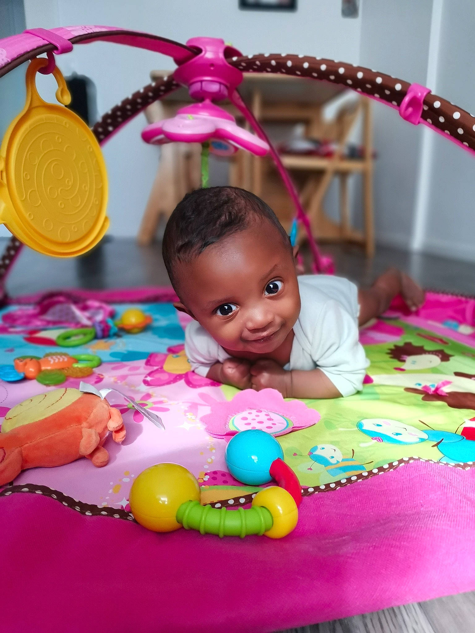 Ilona participe au concours pour gagner de l'argent avec cette photo : baby, baby_playing_with_toys, baby_products, baby_toddler_clothing, ball_pit, child, event, fun, happy, leisure, magenta, person, pink, product, purple, room, smile, snapshot, textile, toddler