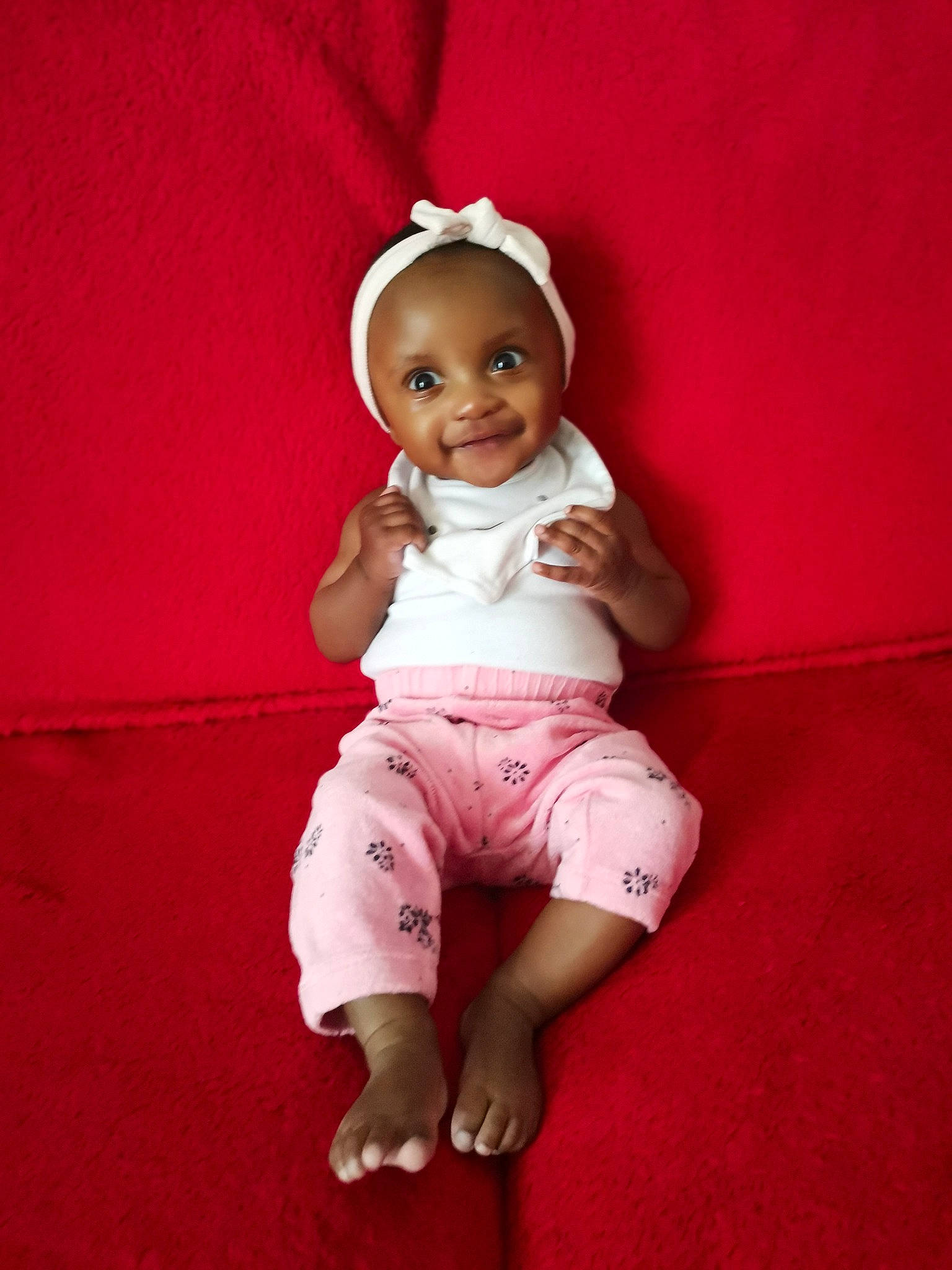 Ilona participe au concours pour gagner de l'argent avec cette photo : baby, baby_toddler_clothing, cheek, eye, flash_photography, floor, flooring, happy, head, joy, knee, leg, lip, magenta, neck, person, pink, shorts, sleeve, smile