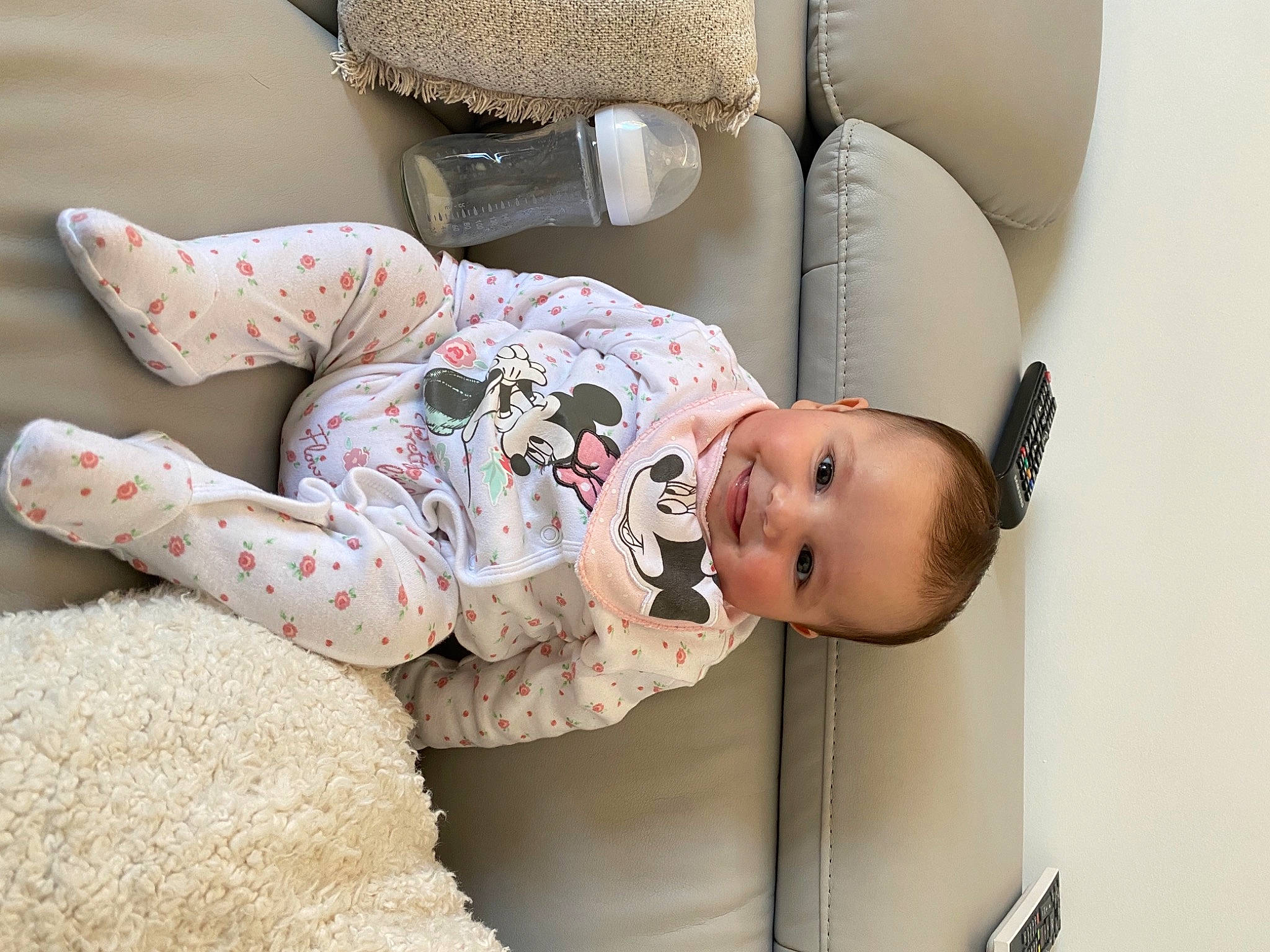 Giuliana participe au concours pour gagner de l'argent avec cette photo : baby, child, comfort, furniture, joy, person, product, room, skin, toddler