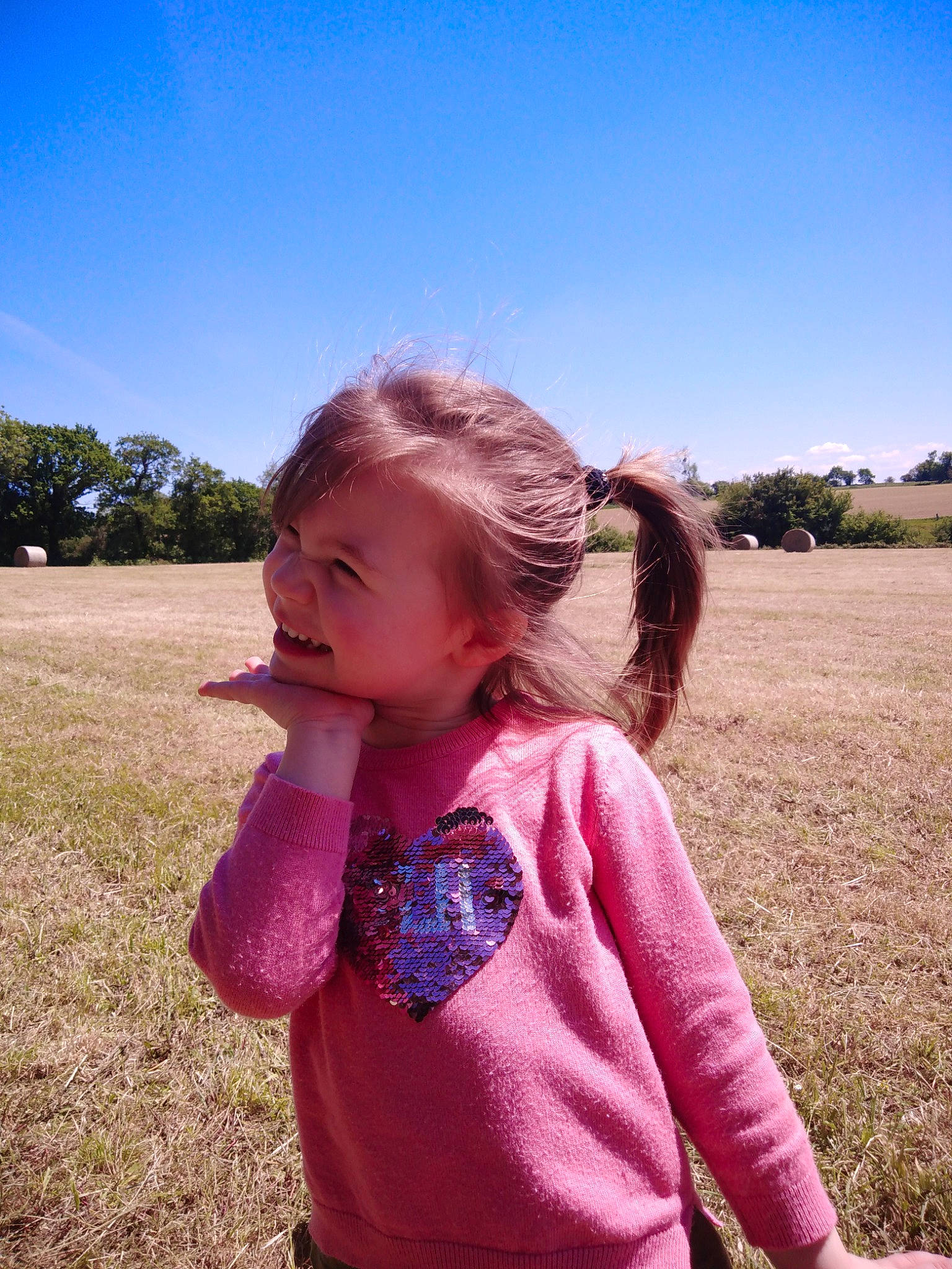 Layana a rejoint le concours — aidez-le/la à gagner de superbes lots ! cool, fun, gesture, grass, grassland, hair, hand, happy, leaf, leisure, lip, mammal, neck, people_in_nature, person, pink, sky, sleeve, travel, tree