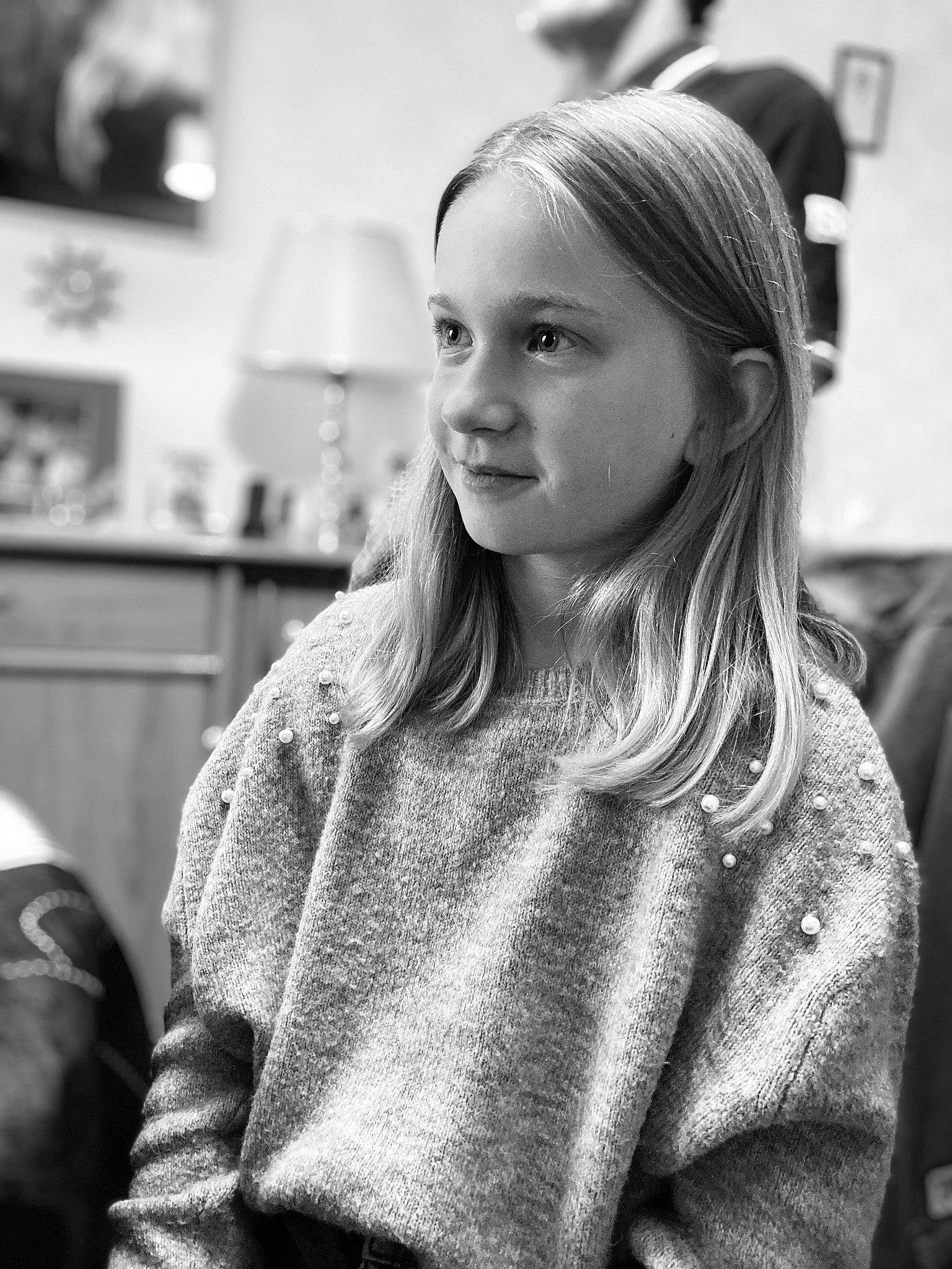 Maëliss a rejoint le concours — aidez-le/la à gagner de superbes lots ! black, black_and_white, eyebrow, eyelash, facial_expression, fashion_design, flash_photography, hairstyle, happy, lip, long_hair, monochrome, monochrome_photography, neck, person, shoulder, sleeve, smile, street_fashion, style