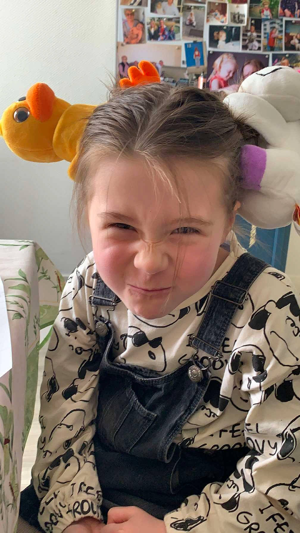 Layana participe au concours pour gagner de l'argent avec cette photo : cheek, child, eyelash, eyewear, fashion_accessory, fun, hairstyle, happy, headgear, military_camouflage, military_uniform, mouth, pattern, person, personal_protective_equipment, selfie, sleeve, smile, t_shirt, textile