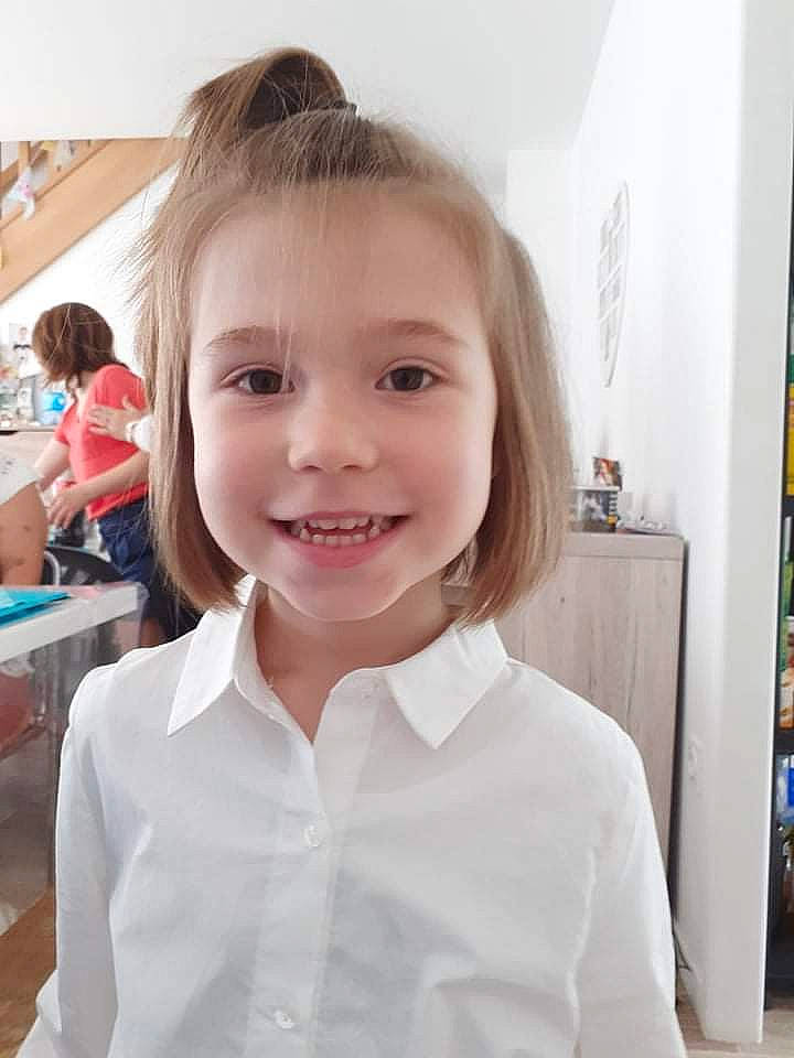 Layana a rejoint le concours — aidez-le/la à gagner de superbes lots ! blond, bookcase, child, collar, dress_shirt, event, fashion_accessory, formal_wear, fun, happy, joy, neck, person, school_uniform, shelf, shelving, sleeve, smile, t_shirt, tie