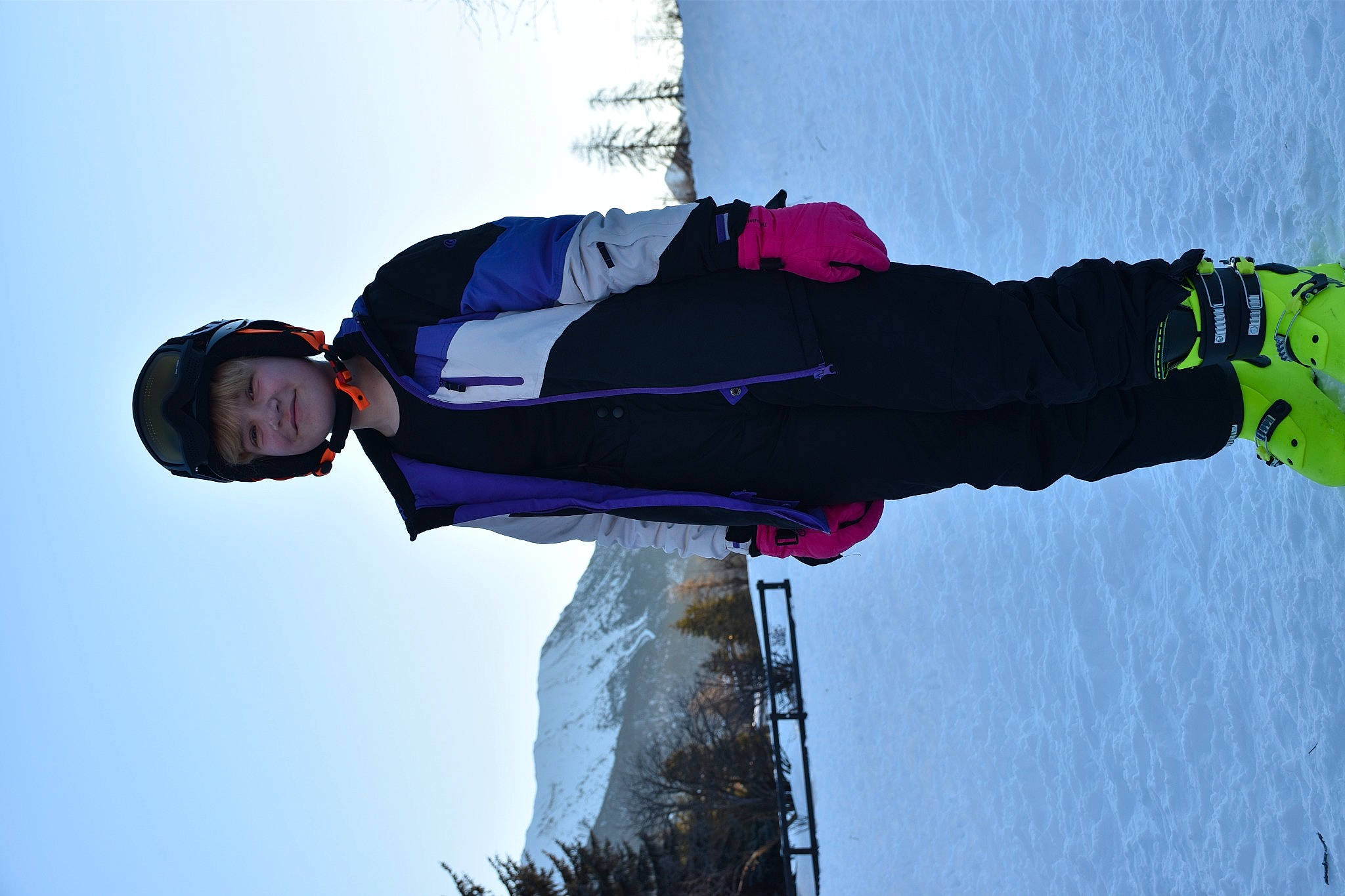 Maëliss a rejoint le concours — aidez-le/la à gagner de superbes lots ! adventure, electric_blue, extreme_sport, freezing, fun, happy, headwear, joy, outdoor_shoe, person, recreation, shoe, sky, slope, smile, snow, travel, walking_shoe, winter