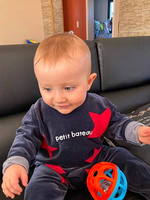 Hugo participe au concours pour gagner de l'argent avec cette photo : arm, baby, baby_toddler_clothing, calabaza, child, comfort, couch, electronic_device, facial_expression, finger, flooring, fun, hair, head, lap, leg, person, picture_frame, sitting, smile