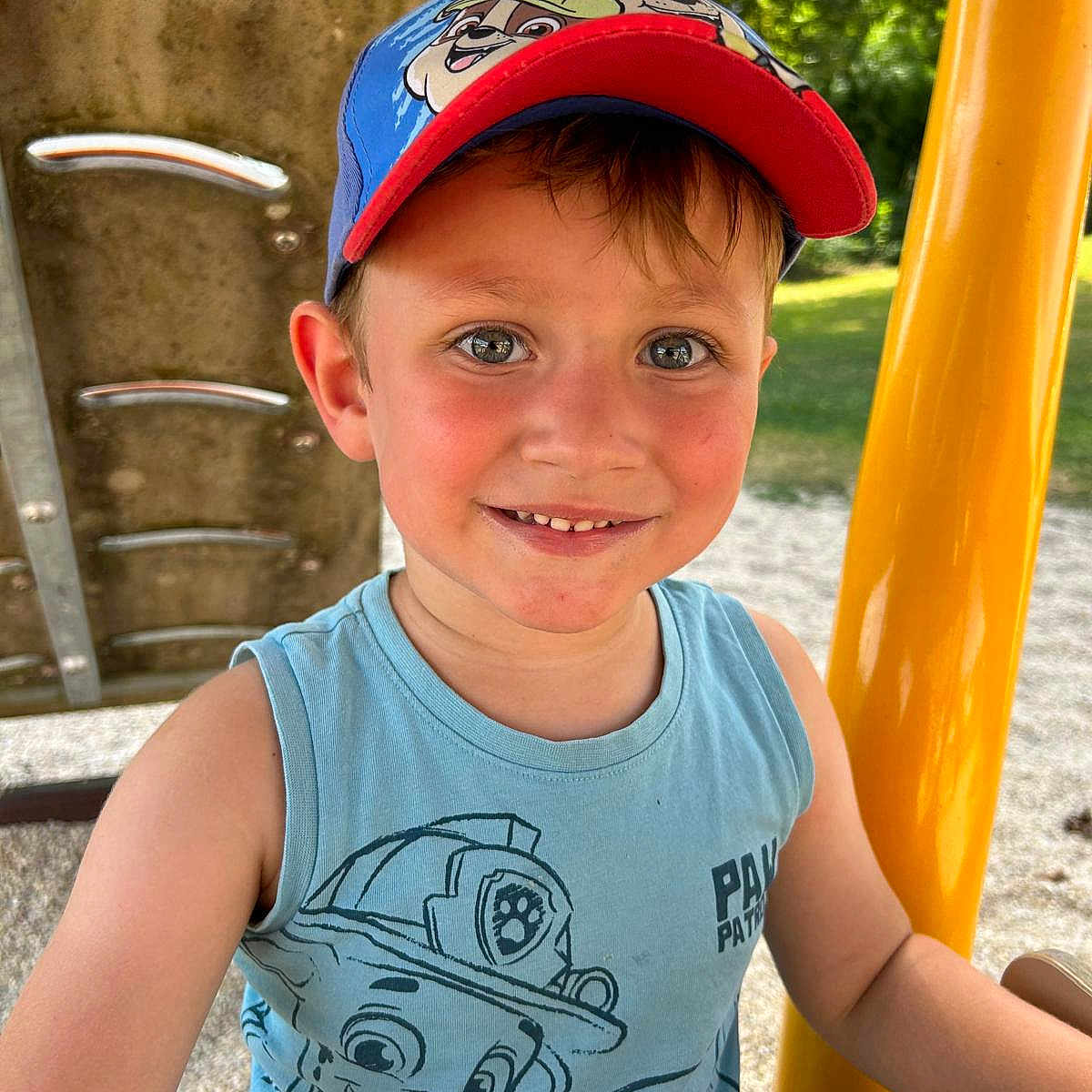 Hugo a rejoint le concours — aidez-le/la à gagner de superbes lots ! baseballcap, boy, cap, child, clothing, face, grass, hat, head, male, nature, outdoorplayarea, outdoors, park, person, photography, plant, playarea, portrait, t_shirt