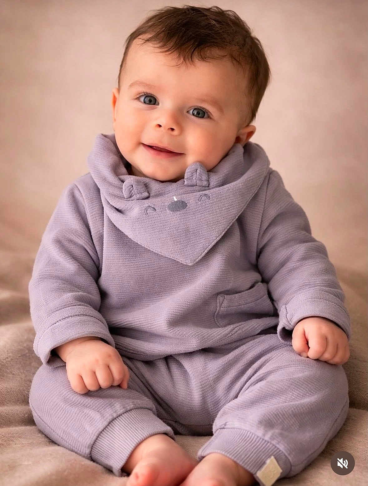 Mattéo participe au concours pour gagner de l'argent avec cette photo : baby, infant, child, smile, big_eyes, portrait, sitting, lavender_outfit, cozy_clothing, bib, blanket, soft_texture, indoor, close_up, hands, feet, cute, adorable, studio_style, neutral_background