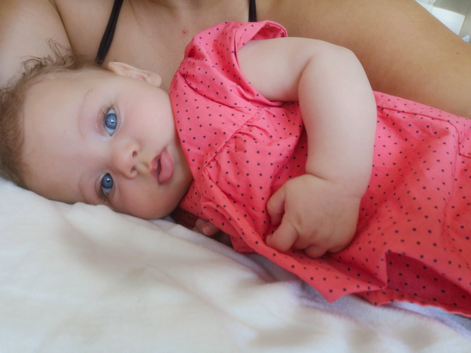 Leïna a rejoint le concours — aidez-le/la à gagner de superbes lots ! baby, baby_toddler_clothing, cheek, comfort, eyelash, facial_expression, finger, hand, human_body, iris, linens, lip, mouth, nose, pattern, person, pink, skin, sleeve, textile