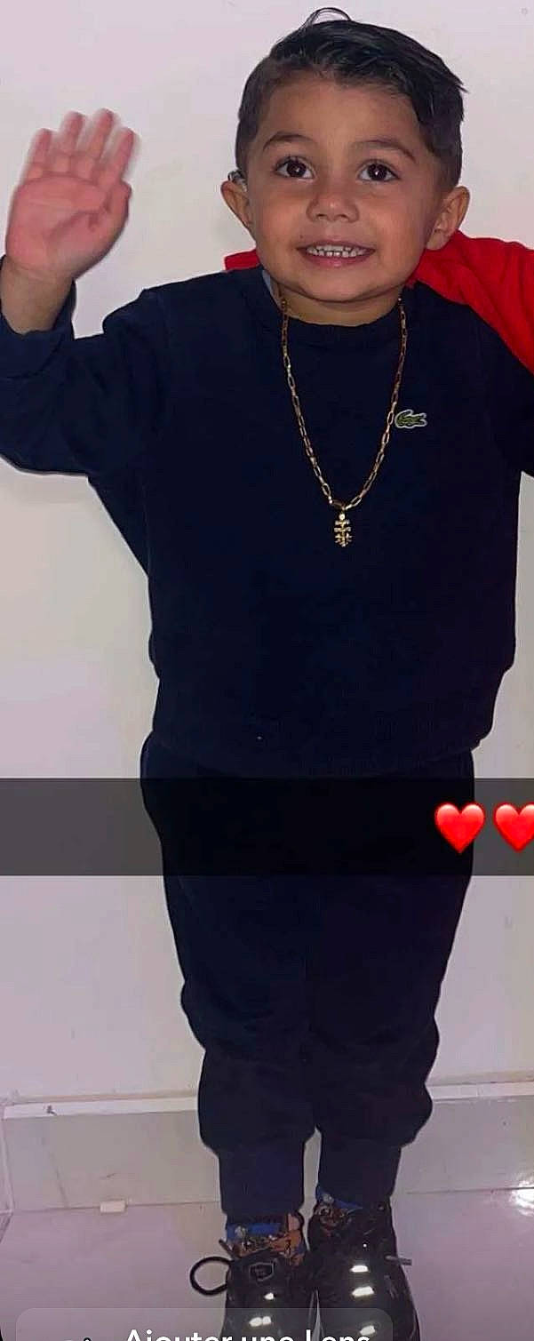 Jimmy participe au concours pour gagner de l'argent avec cette photo : black, chest, elbow, electric_blue, event, fashion_accessory, fashion_design, formal_wear, gesture, grey, human_body, jewellery, joy, magenta, neck, necklace, person, sleeve, sportswear, t_shirt