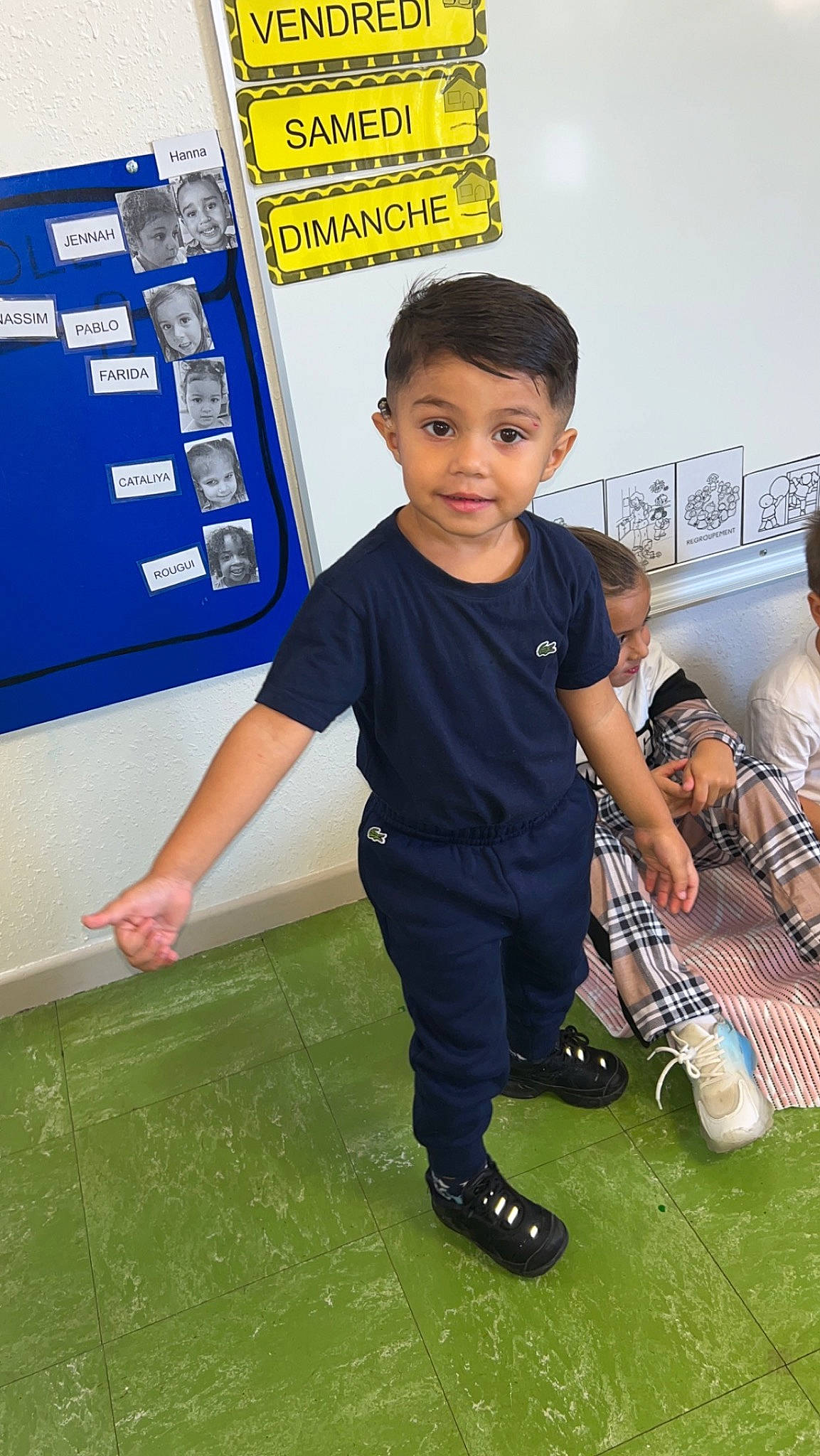 Jimmy a rejoint le concours — aidez-le/la à gagner de superbes lots ! chair, child, electric_blue, flooring, fun, grass, happy, knee, leisure, logo, person, play, product, recreation, room, sandal, shorts, sports_equipment, sportswear, t_shirt