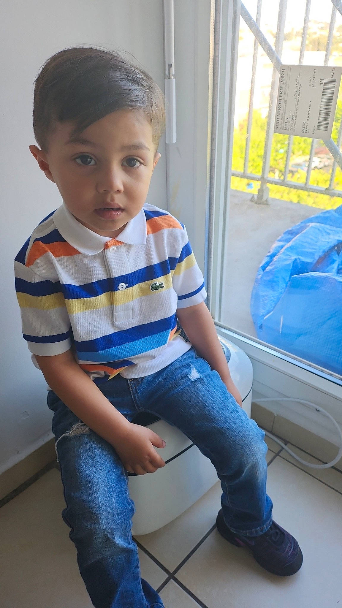 Jimmy participe au concours pour gagner de l'argent avec cette photo : baby_toddler_clothing, denim, elbow, electric_blue, flooring, hair, happy, human_body, human_leg, jeans, joint, knee, leg, person, shoulder, sitting, sleeve, standing, t_shirt, thigh