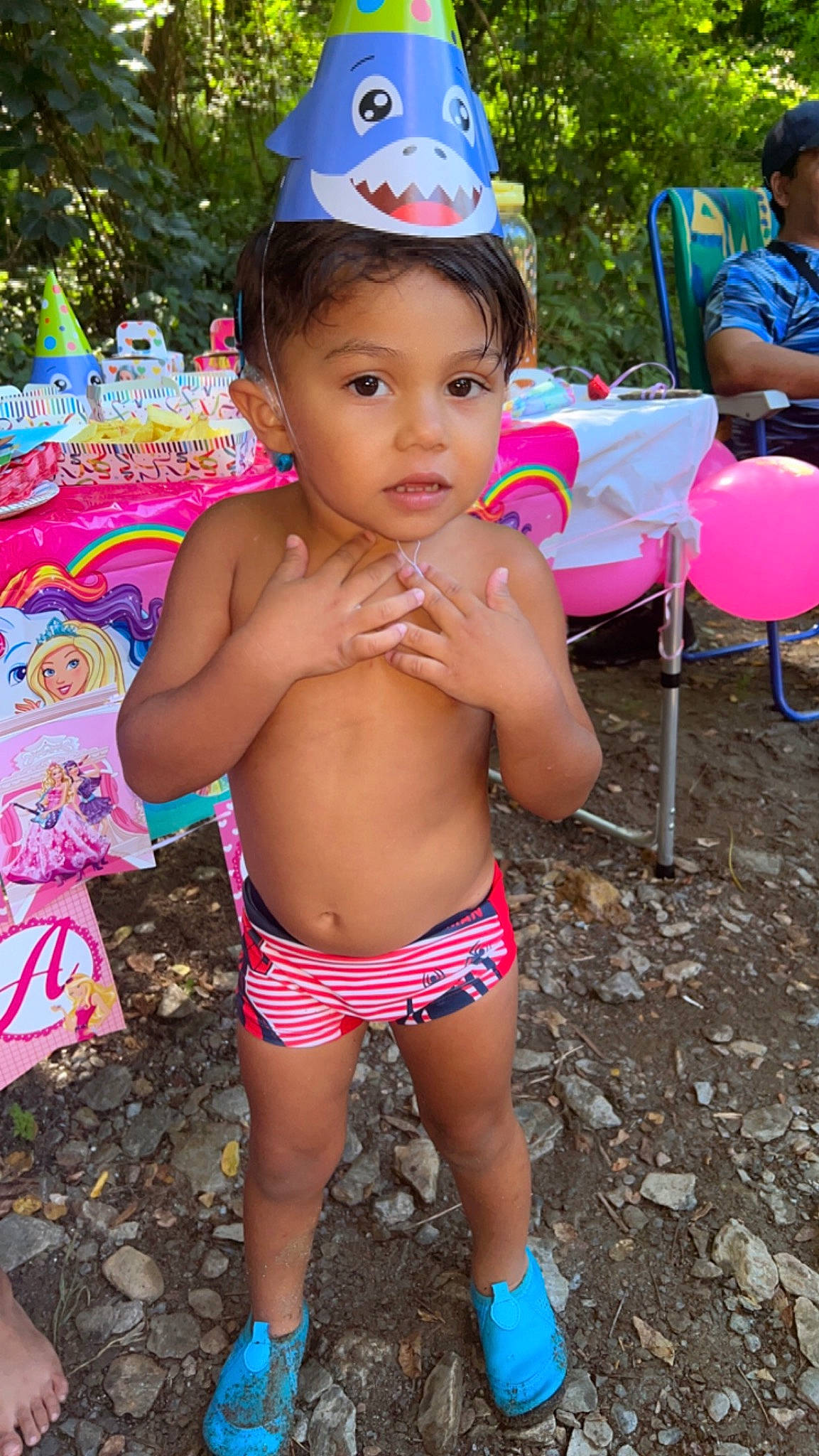 Jimmy a rejoint le concours — aidez-le/la à gagner de superbes lots ! beauty, blue, chair, chest, child, event, fun, head, human, human_leg, leisure, navel, person, pink, snapshot, swimwear, thigh, toddler, trunk, undergarment