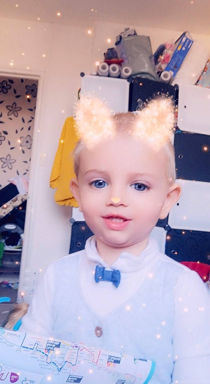 Taho participe au concours pour gagner de l'argent avec cette photo : art, baby_toddler_clothing, blue, cheek, child, costume, doll, electric_blue, event, fashion_accessory, fashion_design, fun, happy, party_supply, person, pink, room, smile, toy, vintage_clothing