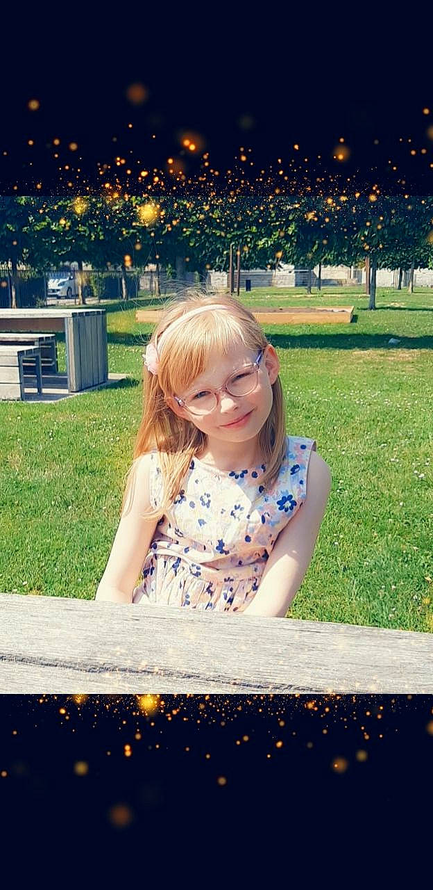 Lilou a rejoint le concours — aidez-le/la à gagner de superbes lots ! clothing, dress, facial_expression, flash_photography, glasses, grass, hairstyle, happy, human, human_body, joy, leaf, light, lighting, people_in_nature, person, photograph, plant, smile, standing