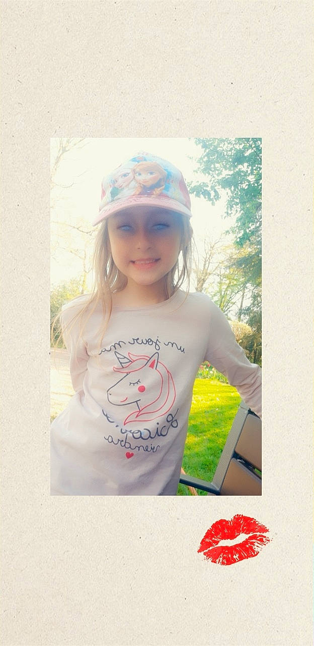 Julia participe au concours pour gagner de l'argent avec cette photo : cap, clothing, cool, fashion_accessory, font, happy, headgear, headpiece, headwear, joy, magenta, pattern, peach, people_in_nature, person, pink, sleeve, smile, street_fashion, t_shirt