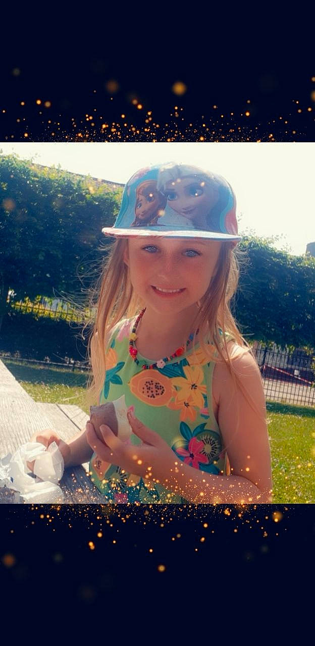 Julia a rejoint le concours — aidez-le/la à gagner de superbes lots ! baseball_cap, cap, cool, facial_expression, flash_photography, fun, grass, happy, headwear, helmet, joy, leisure, light, morning, nature, people_in_nature, person, pink, plant, smile