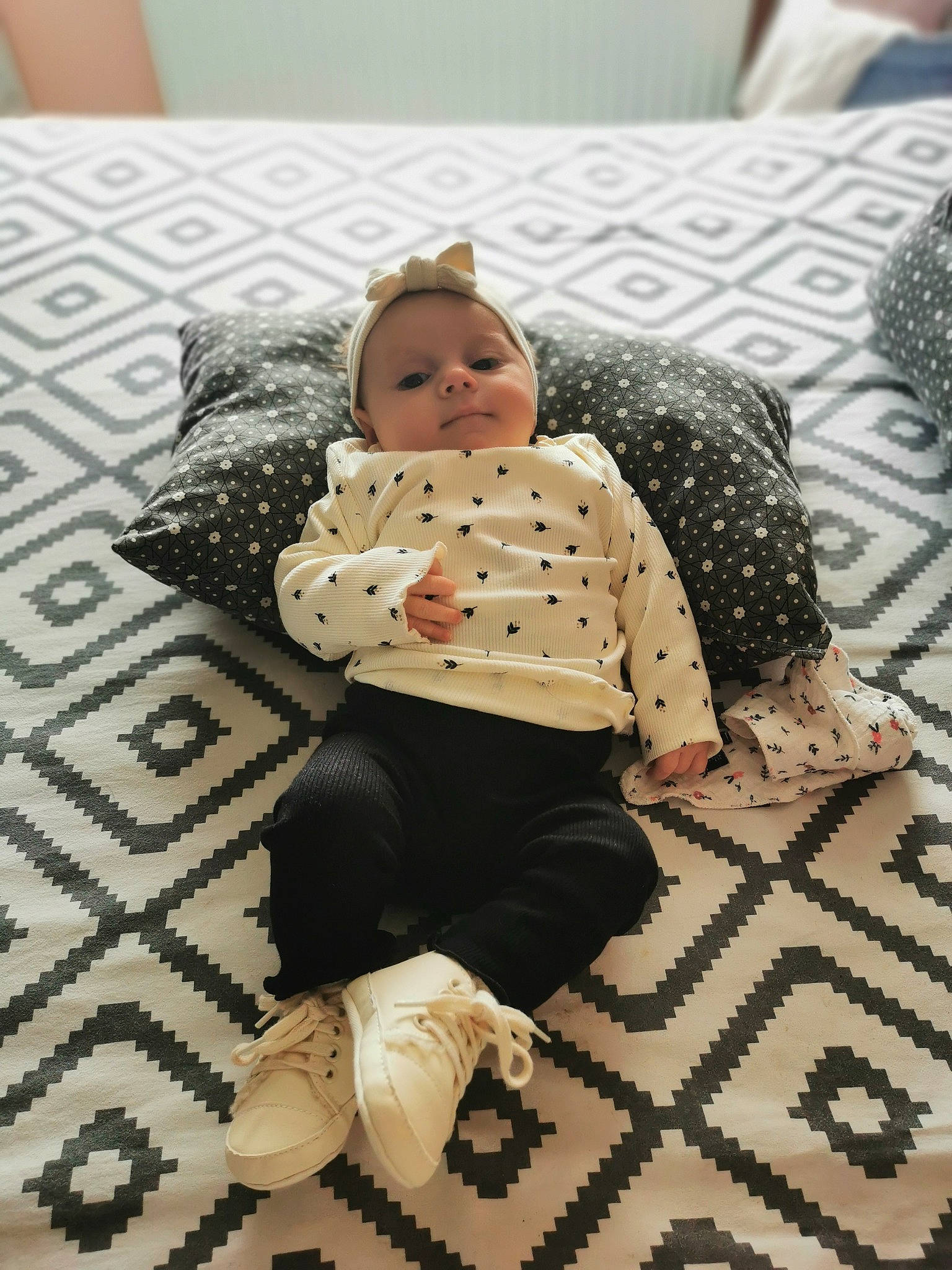 Ambre participe au concours pour gagner de l'argent avec cette photo : baby, baby_toddler_clothing, bed_sheet, bedding, carpet, child, comfort, floor, flooring, hat, linens, mammal, pattern, person, room, sitting, sleeve, textile, toddler, vertebrate