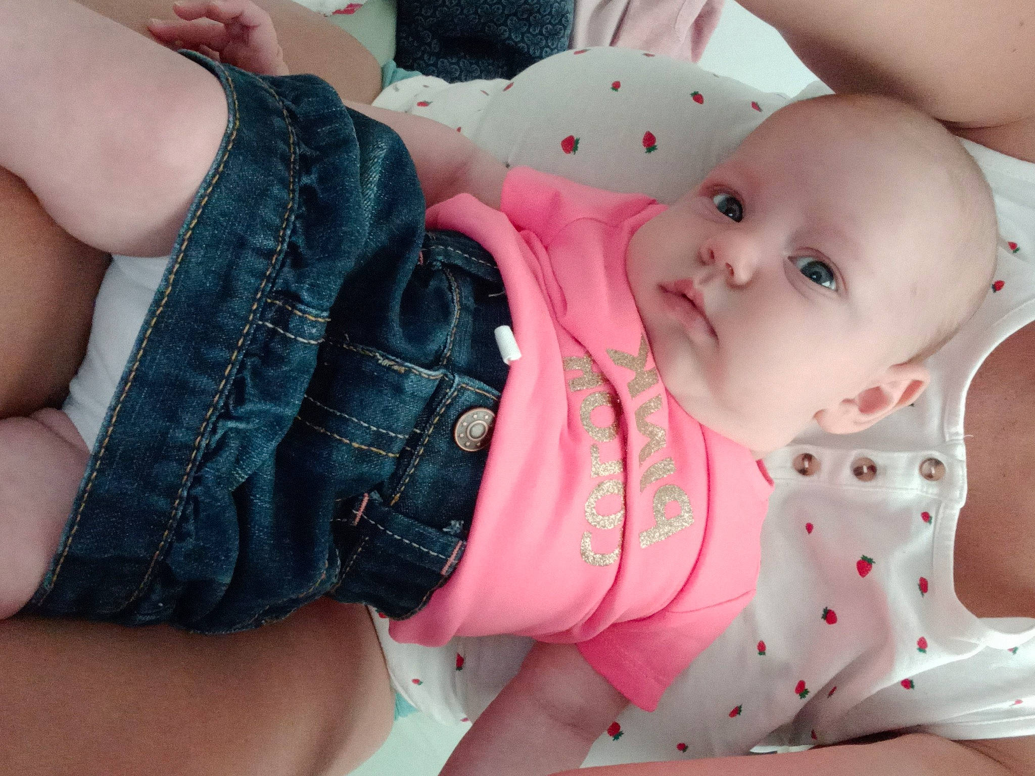 Bleuenn participe au concours pour gagner de l'argent avec cette photo : baby_toddler_clothing, cheek, comfort, facial_expression, finger, gesture, hand, human_body, joint, leg, lip, mouth, muscle, neck, nose, person, pink, skin, stomach, textile