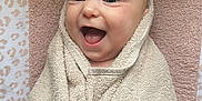 Bianca a rejoint le concours — aidez-le/la à gagner de superbes lots ! baby, towel, smiling, happy, infant, wrapped, face, mouth_open, lying_down, skin, head, child, cute, expression, texture, blanket, cozy, human, newborn, cheerful