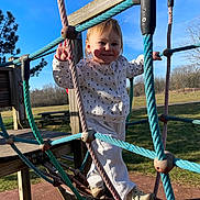 Lya a rejoint le concours — aidez-le/la à gagner de superbes lots ! child, toddler, playground, rope_structure, climbing, smiling, outdoor, daylight, blue_sky, grass, wood, casual_clothing, happy, fun, park, shoes, rope, nature, person, recreation