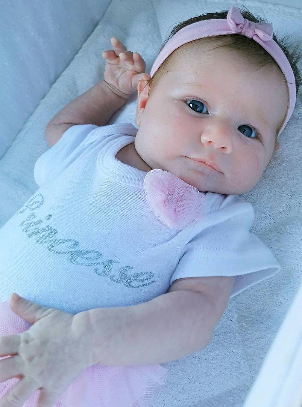 Sienna a rejoint le concours — aidez-le/la à gagner de superbes lots ! baby, baby_products, baby_toddler_clothing, cheek, child, eye, face, hair_accessory, head, iris, lip, nose, person, pink, product, skin, toddler
