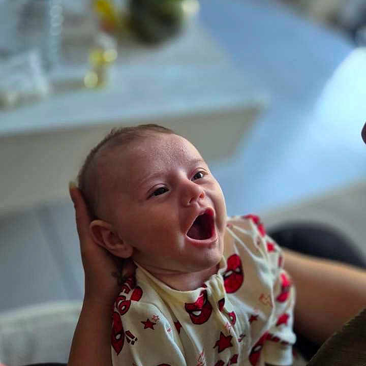 Maylonn participe au concours pour gagner de l'argent avec cette photo : baby, blurred_background, child, clothing, cute, expression, face, hand, happy, head, holding, indoor, infant, mouth_open, patterned_clothes, person, portrait, smiling, spiderman, young_child
