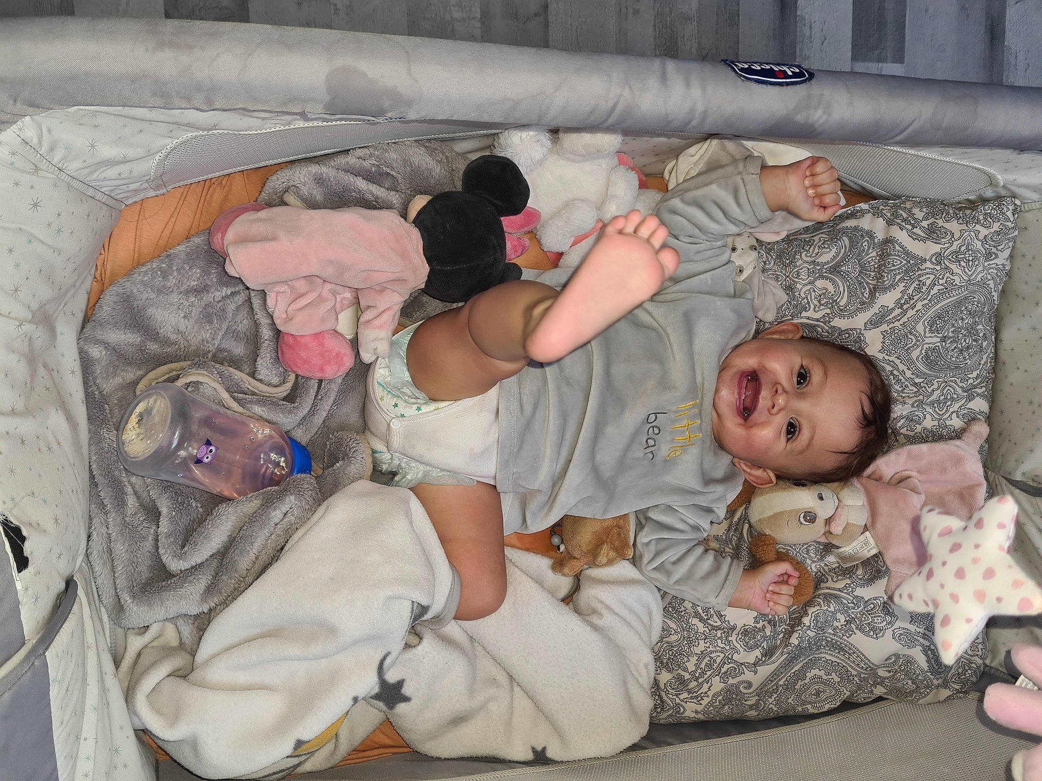 Inaya participe au concours pour gagner de l'argent avec cette photo : baby, baby_products, baby_toddler_clothing, bedding, bedtime, child, comfort, fun, joy, lap, linens, nap, person, room, sitting, sleep, sock, textile, thigh, toddler