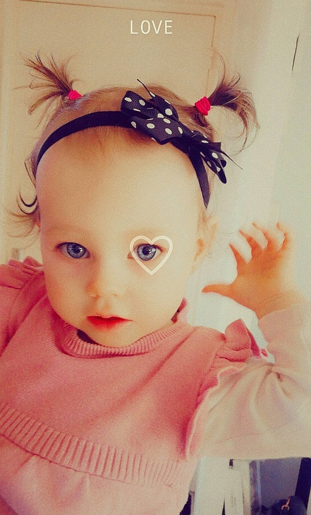 Lyana a rejoint le concours — aidez-le/la à gagner de superbes lots ! baby, baby_toddler_clothing, cheek, chin, dress, ear, eye, eyebrow, eyelash, head, headgear, headpiece, iris, lip, neck, person, pink, plant, skin, sleeve