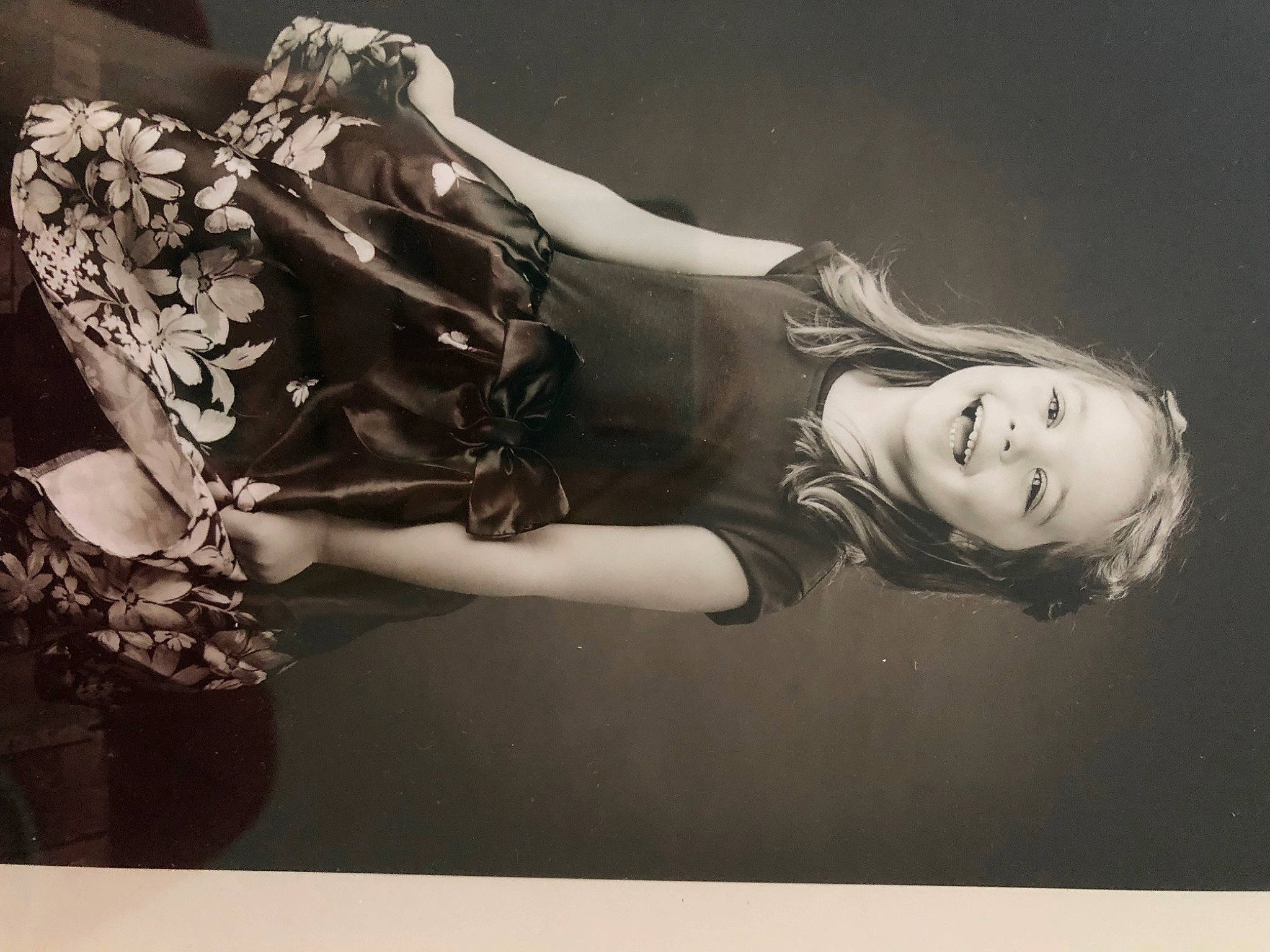 Emma a rejoint le concours — aidez-le/la à gagner de superbes lots ! art, art_model, autograph, fashion_design, fashion_model, fetish_model, flash_photography, gesture, happy, human_leg, joy, knee, monochrome, monochrome_photography, person, portrait_photography, room, smile, thigh, tints_and_shades